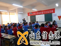 李老師領(lǐng)學(xué)生欣賞音樂(lè) (1)_副本.jpg