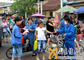 發(fā)放安全知識(shí)材料_副本.jpg