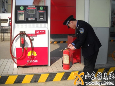 陵縣公安開展加油站集中檢查 確保“兩會”期間安全無事故 (2)_副本_副本.jpg