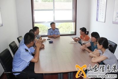 群眾路線(xiàn)熱 警民談心忙_副本.jpg
